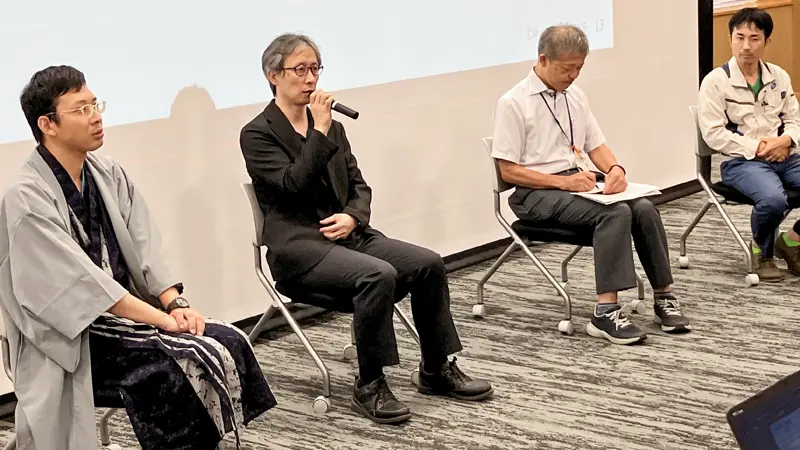 生物多様性に関するイベントで有識者の意見交換に参加した武田憲和・ちゅうぎんFG上席スペシャリスト(左から2人目、7月29日、岡山市内)