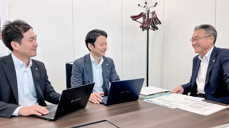 ミーティングを行う(左から)企業戦略部の高見研次部長代理、石川紘平部長、田中基義社長(7月15日、京都M&Aアドバイザリー)