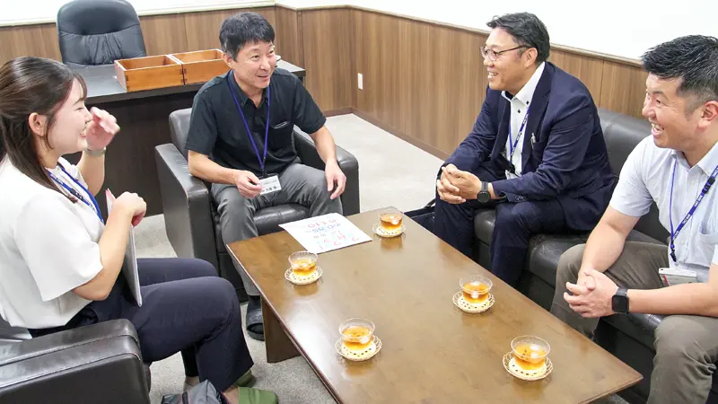 まき福祉会で打ち合わせをする（左から）西川由莉マネーアドバイザー、同会の大滝雅一理事、高崇支店長、法人営業担当副長（７月29日、新潟市）