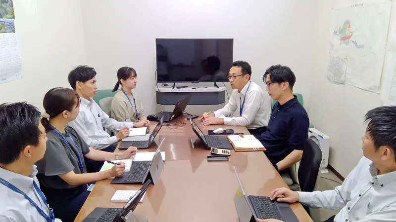 改善策や推進方針について意見交換する役席者ら(肥後銀行提供)
