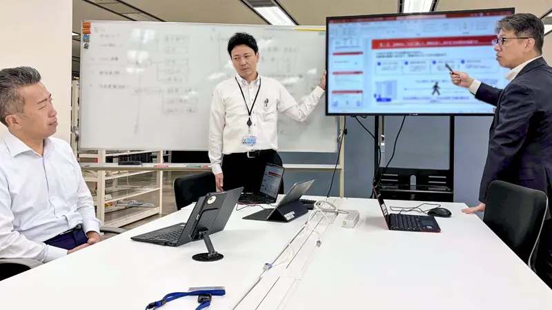 企業へのDX支援について打ち合わせする城南信金システム部(9月7日、城南信金用賀事務センター)