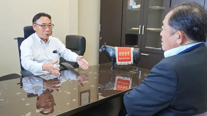 三留 晃・コーシン代表取締役社長(左)とリレーションを深める池田亨執行役員支店長(8月19日、コーシン本社)