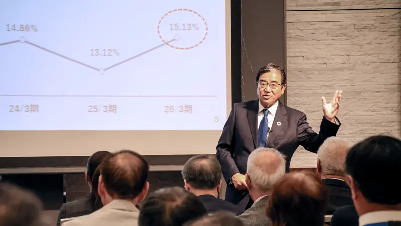 個人投資家に業績などを説明する深井彰彦・群馬銀行頭取(8月31日、ホテルメトロポリタン高崎)