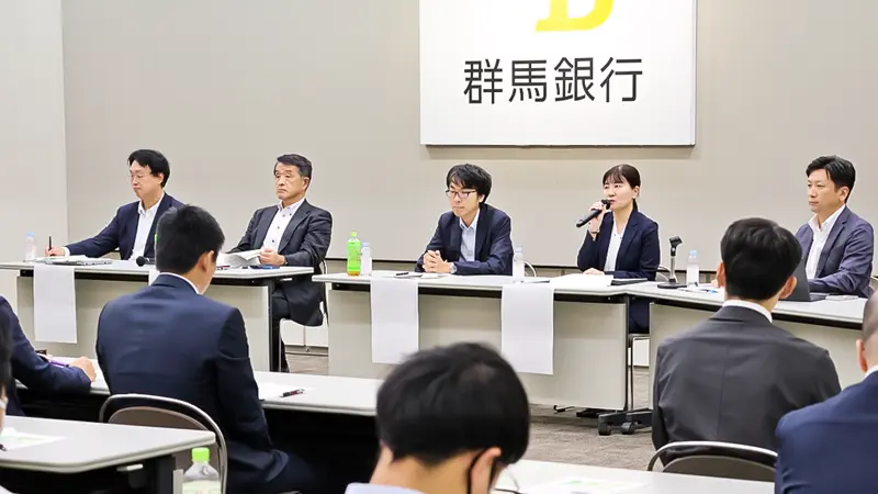 主催セミナーで専門家らとパネルディスカッションする室長(右から2人目、9月9日、群馬銀行本店)