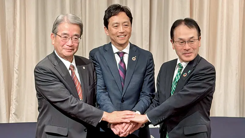 統合協議開始を決めた（左から）石川啓太郎・プロクレアHD社長、芦田晃輔・秋田銀行頭取、岩山徹・岩手銀行頭取（10月２日、盛岡市）