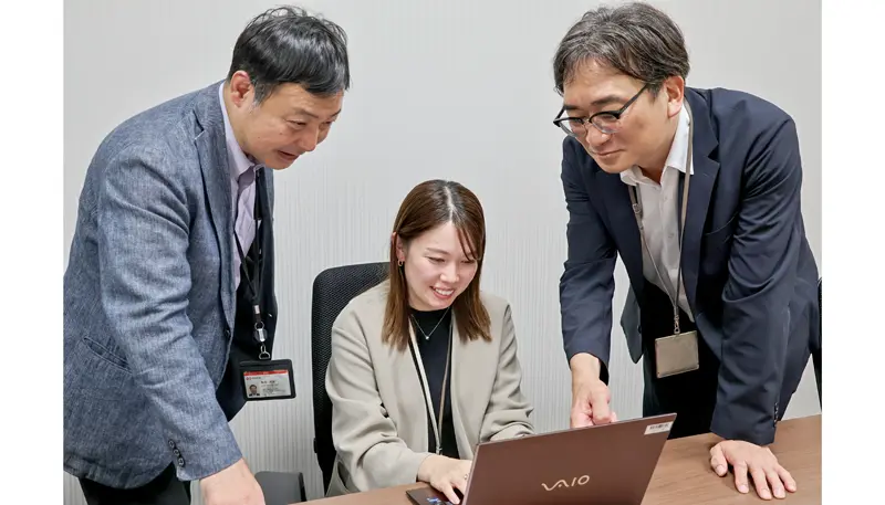 賃貸情報を分析・協議するテナントリーシング営業部の（左から）課長、営業推進役、福田剛部長（９月８日、三菱UFJ信託銀行本店ビル）