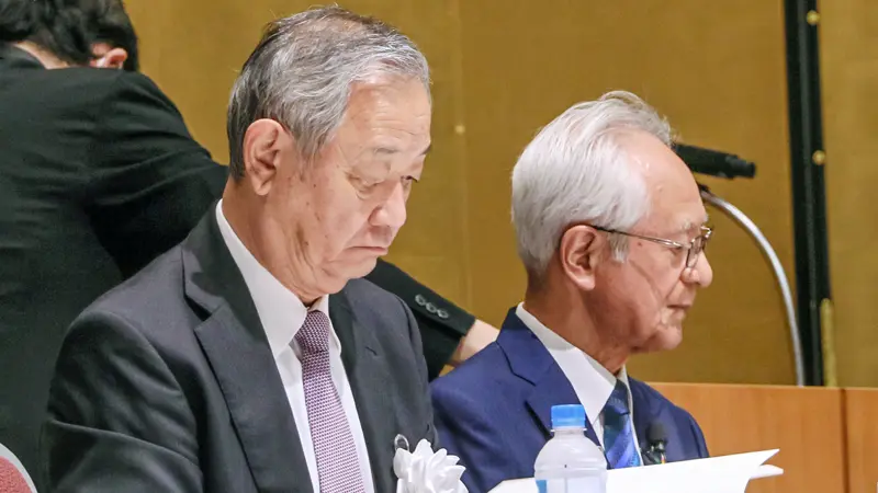 6月に就任した柳沢祥二・全信組連会長(左)との黒岩清・全信中協会長(10月16日、東京都千代田区)