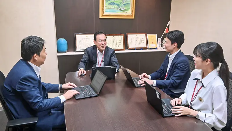 打ち合わせする笹原芳之支店長（左から２人目）と行員ら（10月７日、千葉銀行八千代支店）