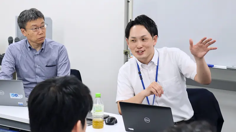 各エリアで営業の型を解説する小倉敬翔・営業戦略室主任（右）と神田誠司・営業戦略室長（９月15日、山梨中央銀行新宿支店）
