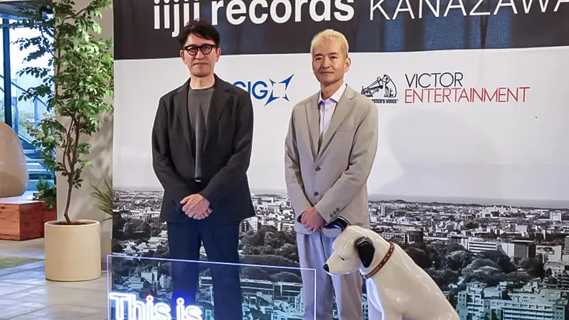 音楽レーベルを設立したCCIエンタベースの立野賢哉社長(左)とビクターの小野朗社長(10月20日、金沢市内)