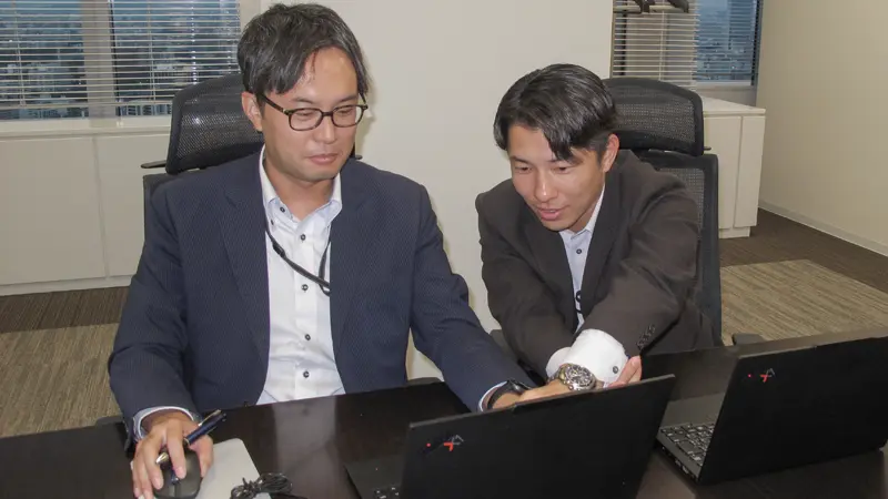 企業価値評価について名南M＆A研修担当者（右）から指導を受ける豊田信金出向者（９月13日、名南M&A）