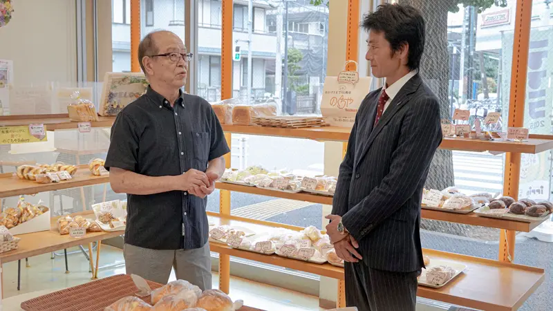 打ち合わせをする野口屋の松戸信雄代表(左)と西尾聡支店長(10月13日、のぐちやベーカリー)